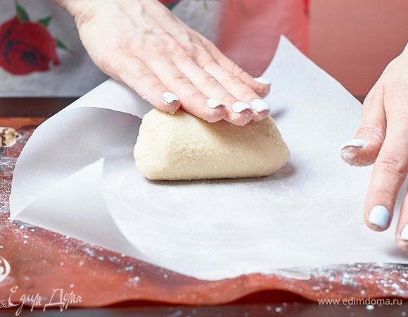 Заверните марципан в бумагу и положите в холодильник на 1 час. Для придания характерного аромата обычно используют горький миндаль (у нас его не продают) или ароматизатор (натуральный/искусственный). У меня их тоже нет. Если найдете, берите любой. Добавьте в процессе замеса.