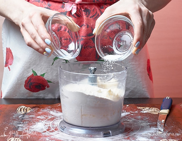 Вторую часть муки, соль и сахар. В импульсном режиме порубите в крошку.