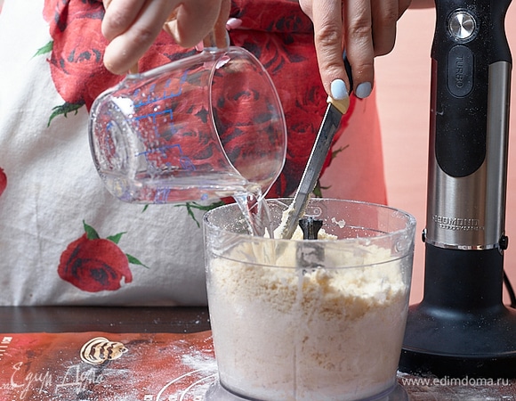 Влейте ледяную воду. Я заранее убрала бутылку с водой на 1 час в морозилку.