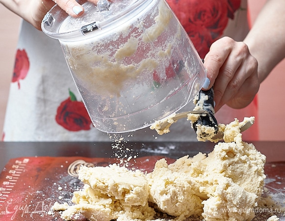 Выложите тесто на коврик и соберите в один ком. Долго не мешаем, чтобы оно оставалось хрустящим.