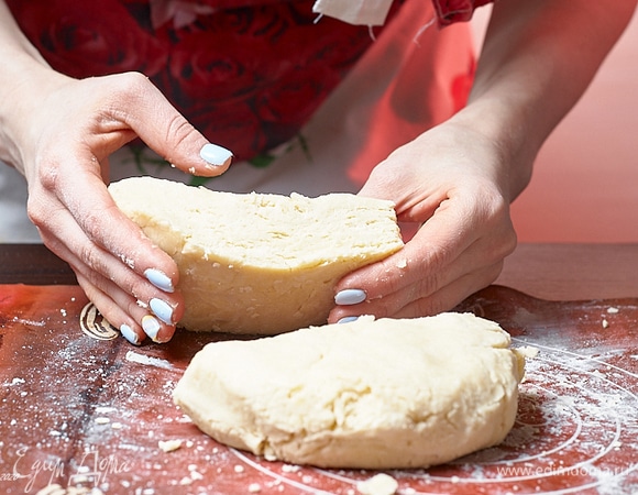Разделите тесто на две части, положите в пакет и уберите в холодильник на 1 час.