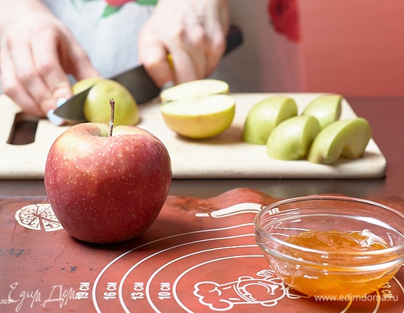 Приготовим начинку. Тут можно использовать все, что хотите. Даже сосиску с кетчупом. Но у нас есть яблоки с абрикосовым джемом.