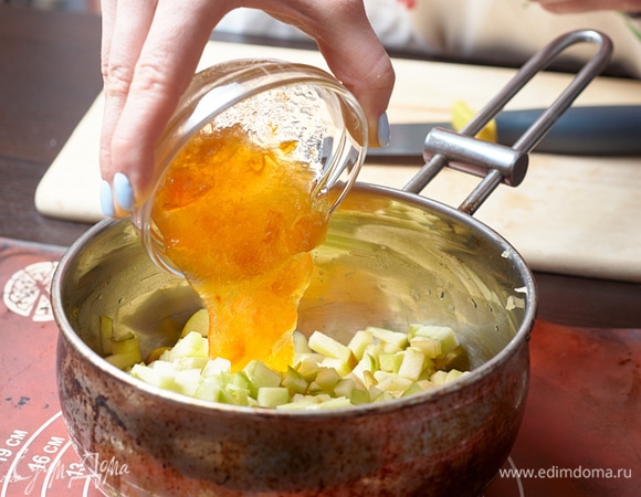 Мелко порубите яблоки, добавьте абрикосовый джем.