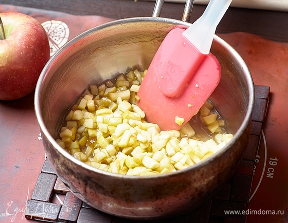 Потушите минут 15. И пусть немного остынет.