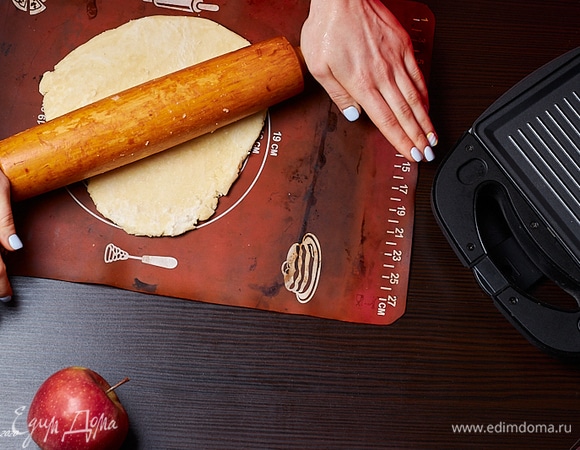 Отдохнувшее тесто раскатать толщиной 2 мм.