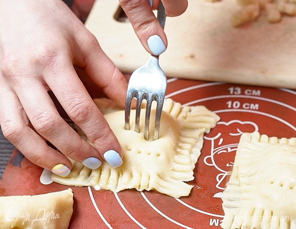 Накройте вторым квадратом, защипните края и наколите вилкой.