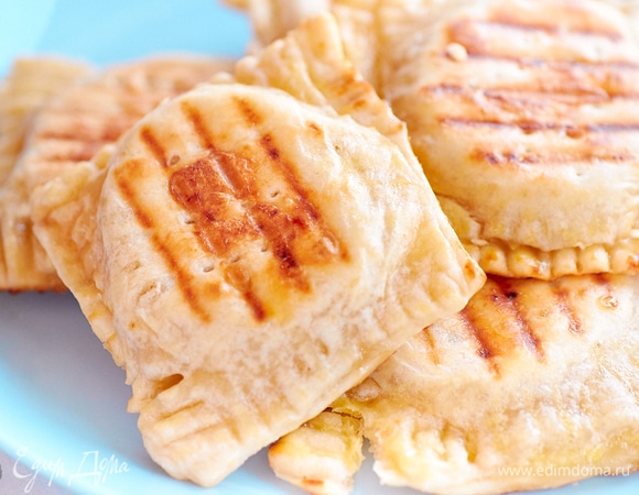 Пирожки без жидкой начинки (повидла или соуса) можно есть сразу. С жидкой лучше немного остудить.