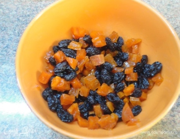 Приготовить начинку. Любимые сухофрукты залейте ароматным алкоголем или чаем. Пока тесто будет готовиться, они как раз настоятся и впитают практически всю жидкость.