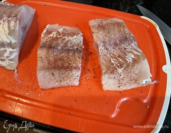 Филе рыбы (у меня судак) промойте, обсушите бумажным полотенцем и нарежьте кусочками примерно по 3 см. Натрите рыбу солью и перцем, поставьте в холодильник на 15–20 минут.