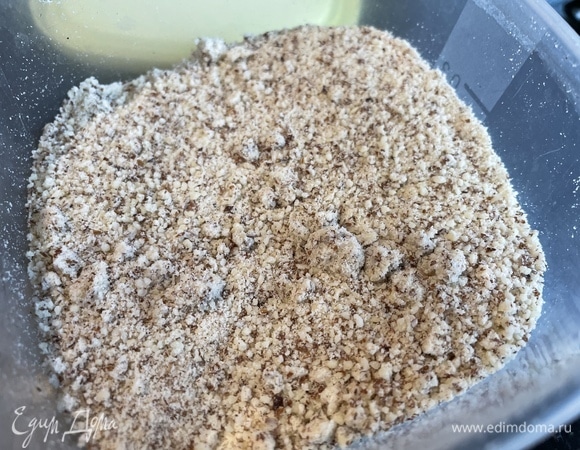 Миндаль измельчите блендером в мелкую крошку.