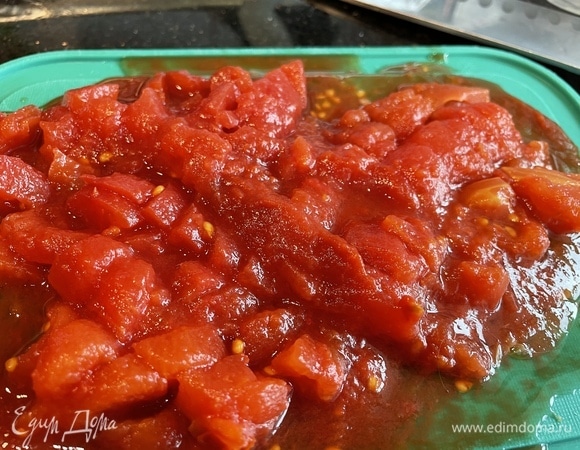 Помидоры (у меня были целые) нарежьте маленькими кусочками.