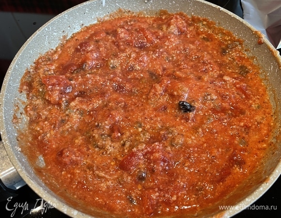 Выложите в сковороду измельченные помидоры и их сок. Посолите и поперчите. Перемешайте, томите 10 минут на слабом огне.