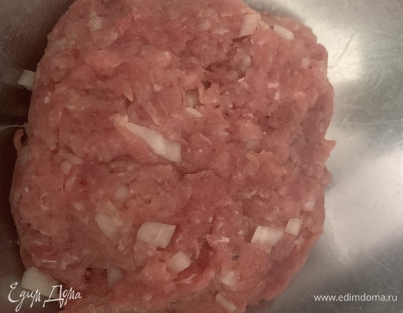 В фарш добавляем соль, перец, паприку и мелко нарезанный репчатый лук. Хорошо вымешиваем.