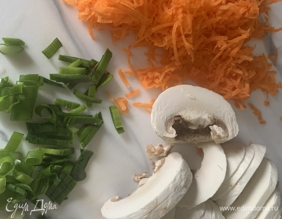 Морковь натираем на мелкой терке, грибы тонко нарезаем, измельчаем зеленый лук.