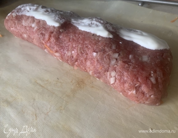 Смазываем рулет сметаной и запекаем 45–50 минут при 180°C. Посыпаем сыром и на пару минут оставляем в духовке, чтоб сыр подплавился. Приятного аппетита!