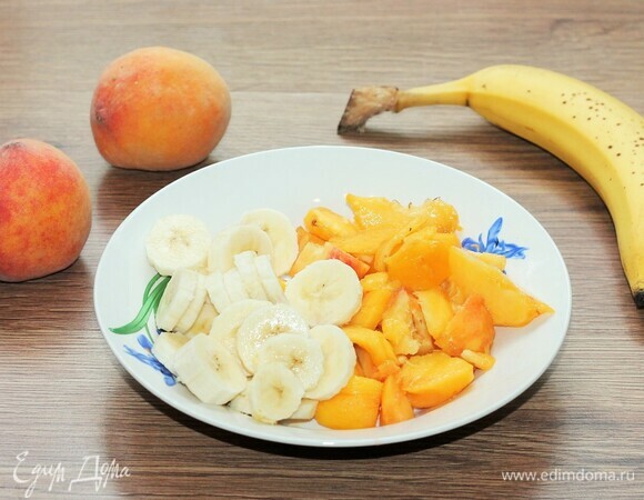 Очищенные бананы и персики заранее отправьте в холодильник на 1 час. Затем нарежьте.