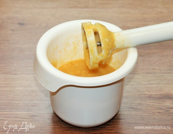 Переложите подготовленные персики и бананы в чашу блендера и пюрируйте.