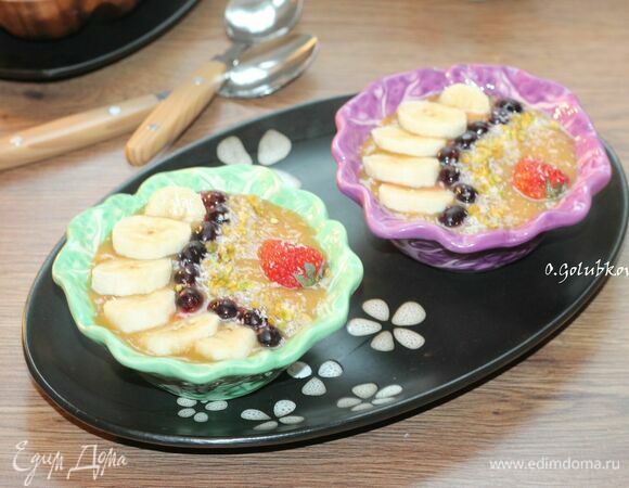 Для смузи-боула крайне важна подача. Если хотите удивить близких, подайте угощение в красивых глубоких тарелках.