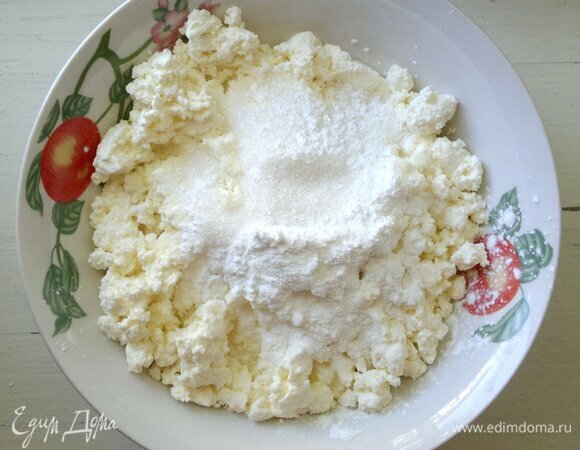 Для начинки творог протереть через сито или пробить блендером. Соединить с сахаром и ванилином, перемешать.