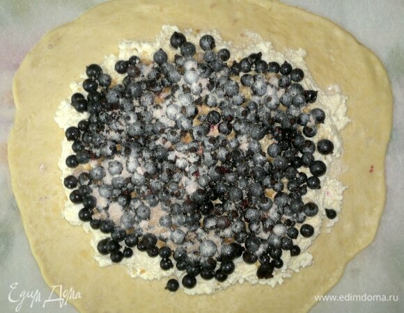 Смородину посыпать коричневым сахаром.