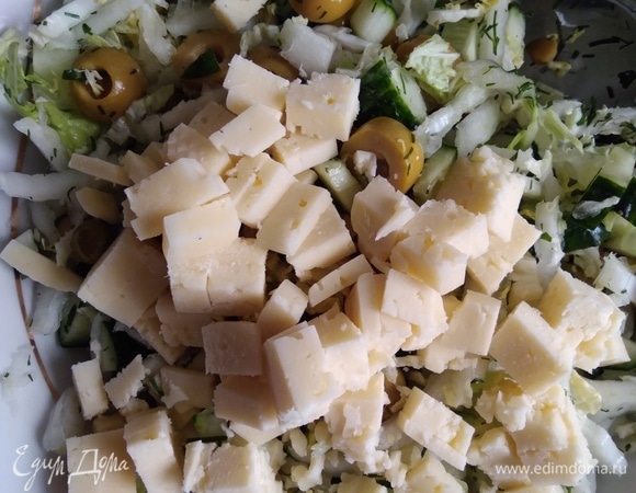 Ваш любимый сыр нарезать мелкими кубиками, перемешать с остальными ингредиентами.