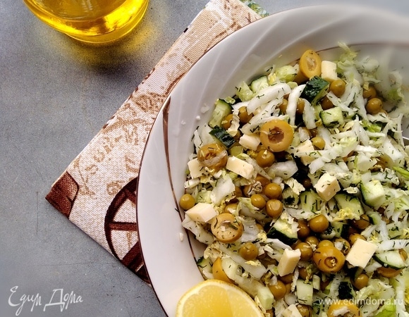 Полить салат соком и лимона и ароматным маслом. Соль и перец — по вкусу, я не добавляла. Сыр и оливки были достаточно солеными.