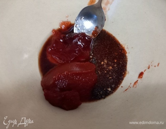 В удобную глубокую тарелку выкладываем ингредиенты для маринада: джем, томатную пасту, соевый соус, лимонный сок, черный и красный перец, паприку.