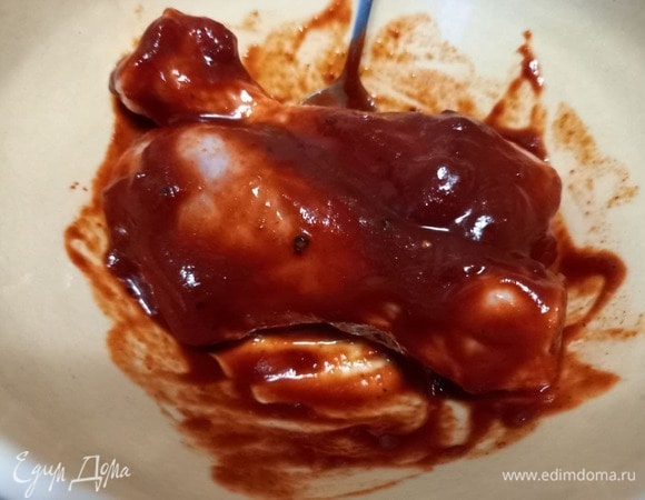 Добавляем курицу в маринад и убираем в холодильник на 1 час.