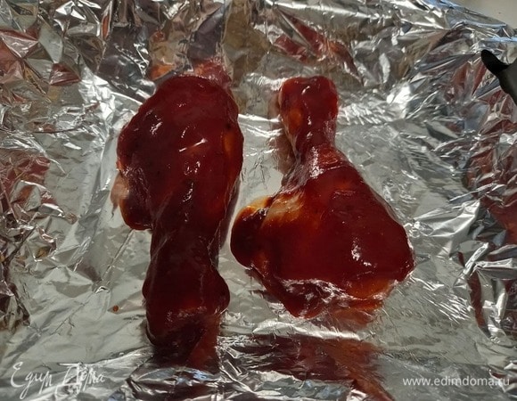 Разогреваем духовку до 180°C. Застилаем фольгой форму, выкладываем курицу вместе с маринадом. Запекаем 50 минут.