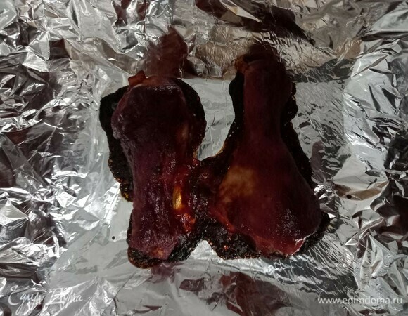 Через 50 минут достаем курицу из духовки.