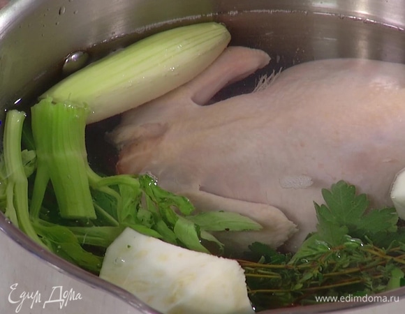 Приготовить бульон: тушку цыпленка, подготовленные овощи, связанный пучок петрушки и веточки тимьяна поместить в кастрюлю, залить холодной водой и варить около часа, периодически снимая пену. Готовый бульон посолить и процедить.