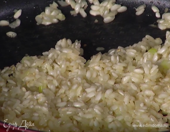 Добавить в сотейник соль, всыпать рис и сделать тостатуру: прогревать рис, постоянно помешивая, в течение 1‒2 минут, пока зерна не станут прозрачными.