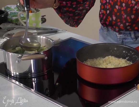 Влить половину шампанского, перемешать, добавить несколько половников горячего бульона и, постоянно помешивая, готовить около 15 минут, подливая время от времени бульон, так чтобы рис в нем не плавал и не пригорал.