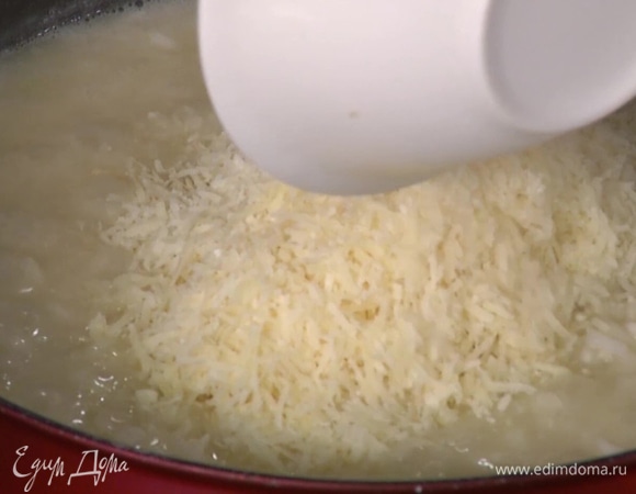 Пармезан натереть на мелкой терке и всыпать в ризотто, добавить оставшееся шампанское, сливочное масло и готовить еще несколько минут, затем сделать монтекатуру, то есть большой ложкой перемешать ризотто движением снизу вверх, слегка подбрасывая.