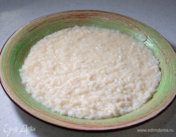 Подавать ризотто на большой плоской тарелке.