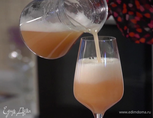 Когда пена немного осядет, разлить коктейль по высоким бокалам.