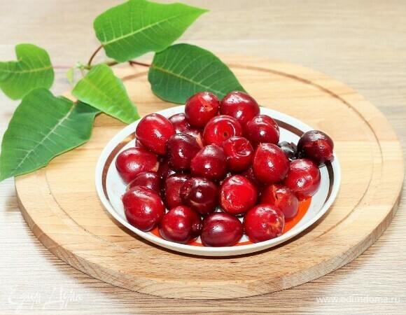 Приготовим соус. Промойте ягоды и удалите косточки.