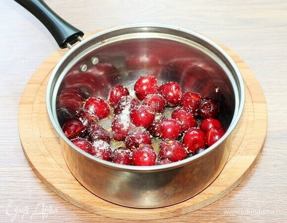 Смешайте ягоды с сахаром, цедрой и водой. Перемешайте. На небольшом огне доведите смесь до кипения.