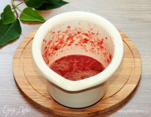 Как только смесь закипит, снимите с огня, остудите и пробейте блендером до однородности. Уберите соус в холодильник на полчаса.