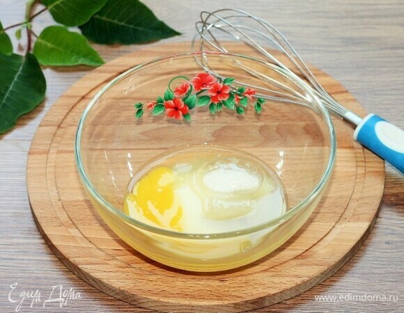 В отдельной миске взбейте яйцо с ванильным и обычным сахаром.