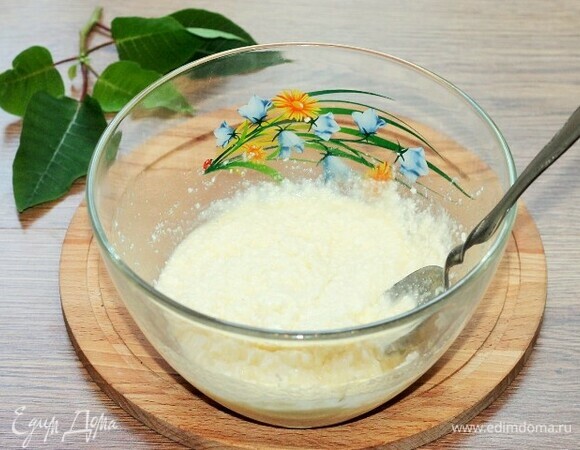 Соедините яичную смесь с творогом.