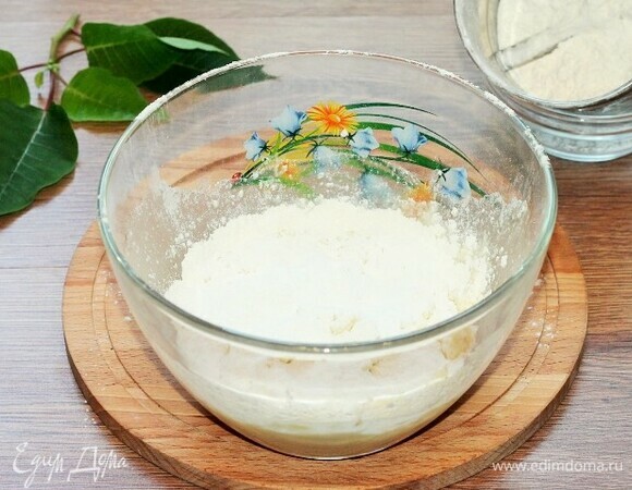 Всыпьте просеянную муку (4 ст. л.) и перемешайте до однородности. Если тесто получилось жидким, добавьте еще немного муки.