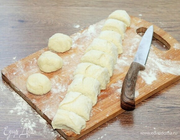 Охлажденное тесто слегка обваляйте в муке (2 ст. л.), сформируйте из него колбаску и разделите на 12 равных частей.