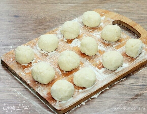 Из каждой части скатайте шарики.