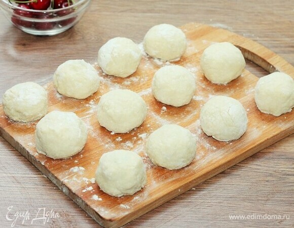 Снова скатайте ровные колобки, уже с начинкой. Опустите кнедлики в кипящую сладкую воду и варите минут 30 на медленном огне. Кнедлики должны за счет манной крупы увеличиться в 1,5 раза.
