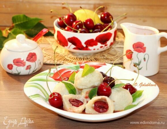 Готовые кнедлики достаньте шумовкой и сразу же подавайте к столу вместе с охлажденным соусом.