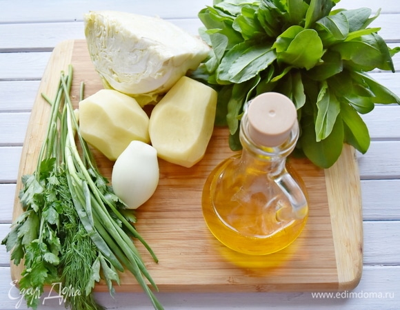 Подготовить продукты. Можно использовать любую сезонную зелень (шпинат, крапиву, свекольную ботву). Бульон можно взять куриный или овощной.