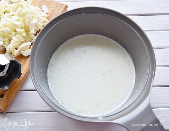 Влить к луку небольшое количество бульона и пробить смесь блендером. Бульон станет белым и сливочным на вкус.
