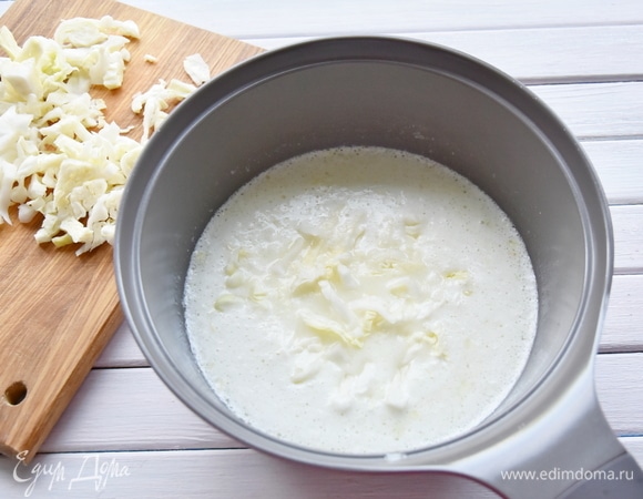 Нашинковать белокочанную капусту и добавить ее в бульон.