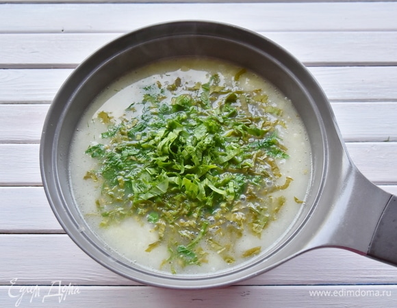 Нарезать большой пучок разной зелени и переложить ее в кастрюлю с супом. Добавить соль, перец по вкусу. Дать супу закипеть. Когда щавель поменяет цвет, снять с огня. Подавать суп в холодном или в горячем виде, дополнив половинкой отварного яйца.